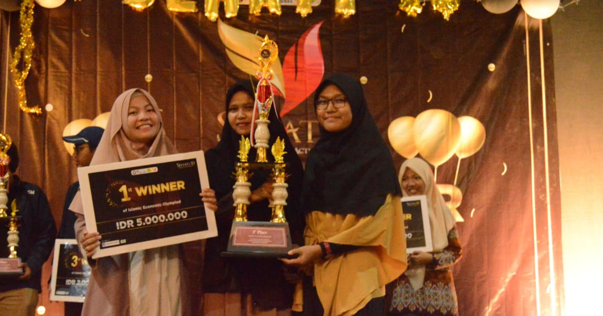 Three Students of FEM-IPB University won the National Islamic Economics Olympiad