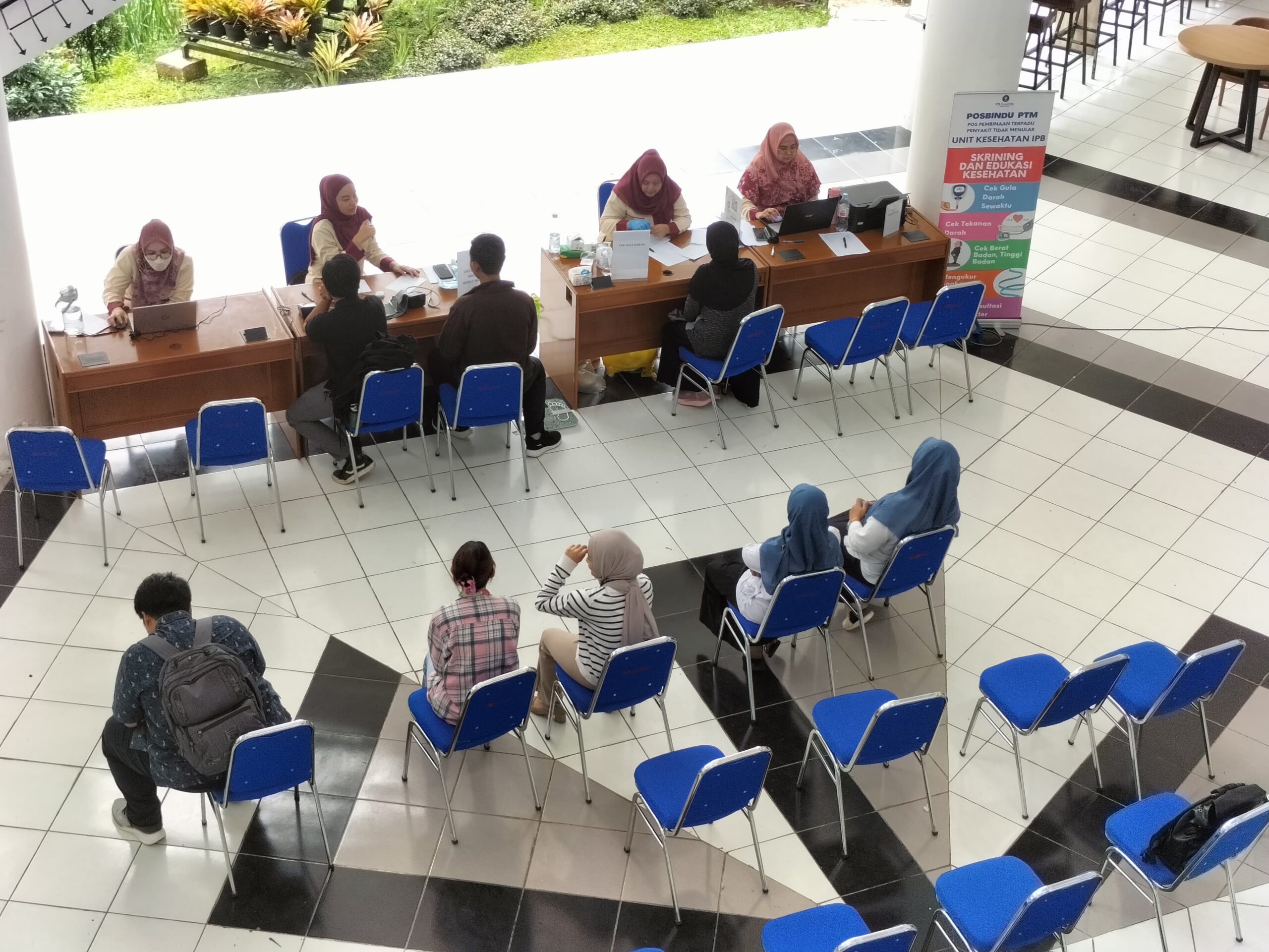 POSBINDU KLINIK IPB BERSAMA FEM GELAR PEMERIKSAAN KESEHATAN DI SELASAR KANTIN FESTA FEM